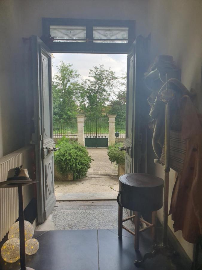 Manoir En Crau Hotell Arles Exteriör bild