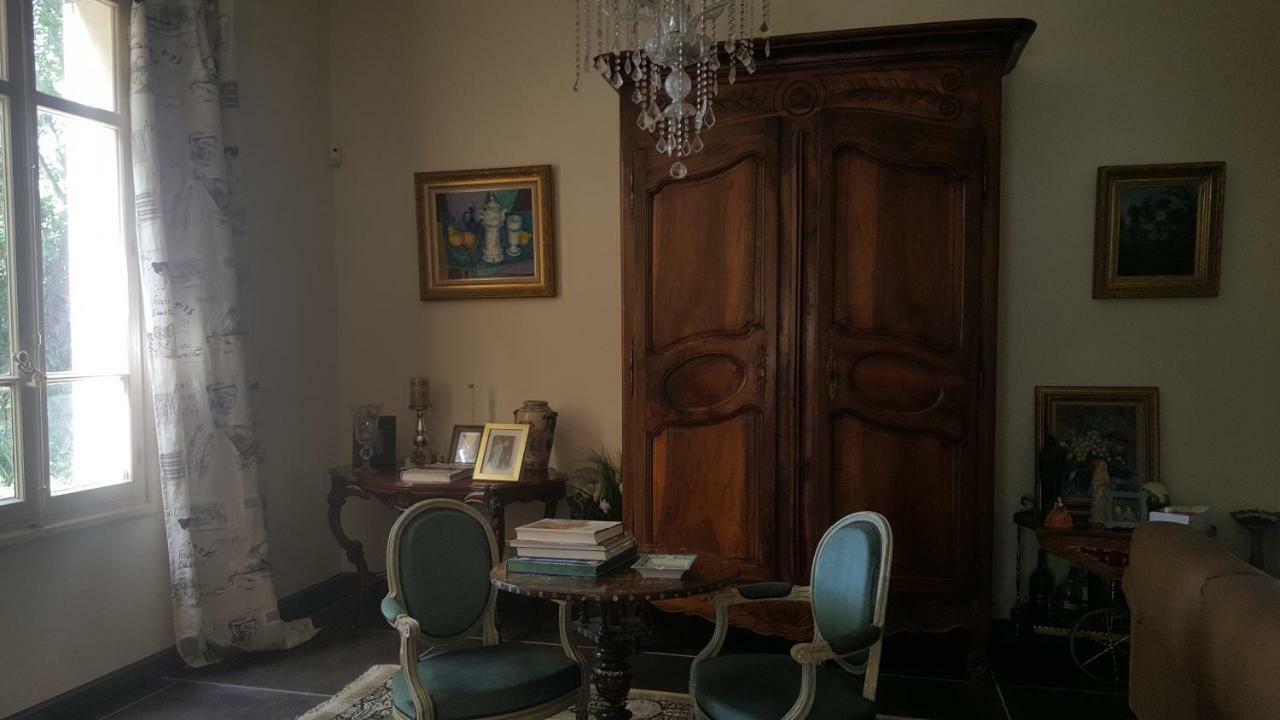 Manoir En Crau Hotell Arles Exteriör bild